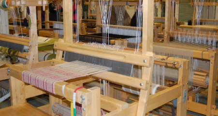 Kangaspuita kansalaisopiston luokassa.