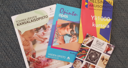 Muutaman eri kansalaisopiston paperiset kurssioppaat.