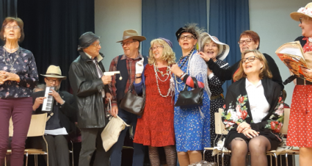 Kaiku-kuoro esiintymässä.